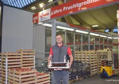 Philipp Lührs von der Lührs Fruchtgroßhandel GmbH mit einer Kiste Kirschen aus der Slowakei, deren Qualität und lieferbaren Mengen er anpreist.
